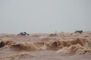 Các thuyền viên tàu Vietship 01 bám trên ống khói trên tàu, vào sáng 10-10. Ảnh: NGUYỄN HOÀNG