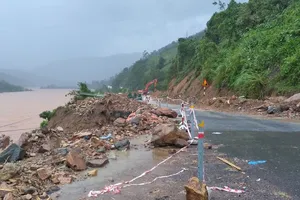 Nhiều đoạn trên tuyến Quốc lộ 9 (qua xã Đakrông, huyện Đakrông) bị sạt lở nghiêm trọng