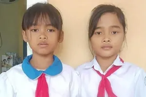 2 học sinh tìm người trả lại 5 triệu đồng phát hiện trong áo quần được tặng 