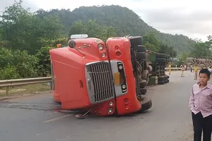 Xe đầu kéo va chạm với xe máy khiến hai người tử vong 