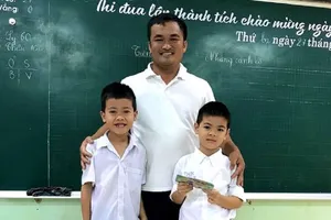 Hai học sinh lớp 1 trả lại gần 30 triệu đồng cho người đánh rơi