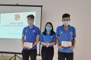 Trao huy hiệu “Tuổi trẻ dũng cảm” cho 2 thanh niên cứu em nhỏ 3 tuổi bị đuối nước