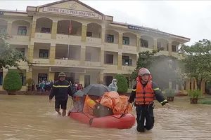 Giải cứu hàng trăm học sinh mắc kẹt trong ngôi trường bị nước lũ bủa vây 