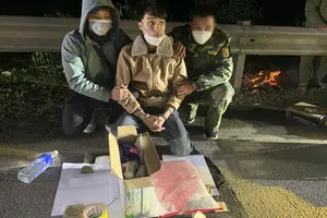 Nam thanh niên vứt 2 bọc ma túy xuống đường khi xe bị kiểm tra