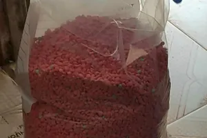 Phát hiện bọc nylon chứa 72.000 viên ma túy tổng hợp nằm bên lề đường 