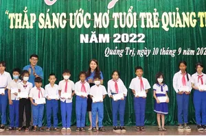 Trao học bổng “Thắp sáng ước mơ tuổi trẻ Quảng Trị” cho học sinh có hoàn cảnh khó khăn