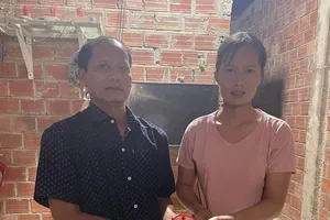 Nhặt được túi vàng bên đường, người phụ nữ tìm người trả lại