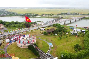 Thiêng liêng lễ thượng cờ tại Đôi bờ Hiền Lương - Bến Hải