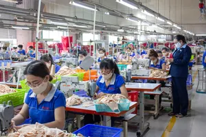 Công ty Dệt may Kim Dung chuyên may quần áo thời trang tại Vĩnh Lộc A, Bình Chánh, TPHCM. Ảnh: HOÀNG HÙNG