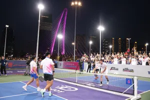 Trận đấu giao lưu hấp dẫn giữa các tay vợt quốc tế và CLB D-Joy diễn ra trong không gian rực rỡ tại sân Thủ Thiêm.