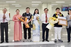 UBND TPHCM, Sở GD-ĐT đón em Lê Phan Đức Mân, học sinh Trường THPT Chuyên Lê Hồng Phong, đạt Huy chương Bạc Kỳ thi Olympic Quốc tế năm 2025