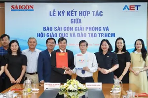 Nhà báo Nguyễn Khắc Văn, Phó TBT Phụ trách báo SGGP cùng PGS.TS Nguyễn Kim Hồng, Phó Chủ tịch thường trực Hội GD-ĐT TPHCM tại lễ ký kết hợp tác. Ảnh: HOÀNG HÙNG