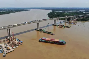 Toàn cảnh khu vực thi công cầu Long Thành bắc qua sông Đồng Nai - điểm trọng yếu của dự án. Ảnh: HOÀNG HÙNG