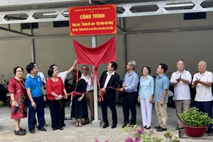 Lãnh đạo phường Phú Định, Ban Quản trị chung cư Mỹ Phúc và đại diện Ban Công tác Mặt trận Khu phố 53 thực hiện nghi thức gắn bảng công trình “Điểm sạc xanh” tại chung cư Mỹ Phúc.