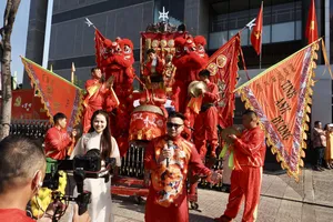 Tiết mục trống hội tạo không khí sôi động tại buổi họp báo Giải Lân Sư Rồng quốc tế mở rộng lần VIII – 2026, Cúp Chợ Lớn - HTV