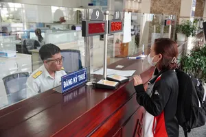 Người dân làm thủ tục về thuế tại Cơ quan Thuế TPHCM. ẢNH: HOÀNG HÙNG