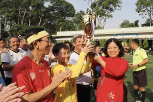 Phó Chủ tịch HĐND TPHCM Nguyễn Trường Nhật Phương trao cúp cho các đội bóng giành chiến thắng tại chương trình giao hữu bóng đá và trao quà tri ân nhân dịp Xuân Bính Ngọ 2026. Ảnh: HOÀNG HÙNG