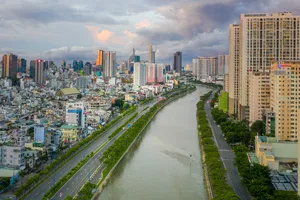 Đại lộ Võ Văn Kiệt, phường Cầu Ông Lãnh, TPHCM. Ảnh: HOÀNG HÙNG)