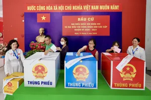 Cử tri tham gia bỏ phiếu bầu đại biểu Quốc hội khóa XVI và đại biểu HĐND các cấp nhiệm kỳ 2026–2031 tại khu vực bỏ phiếu số 16, phường Chợ Quán, chiều 15-3-2026. Ảnh: HOÀNG HÙNG