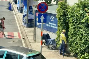 Tài xế xe công nghệ tiểu tiện tại khu vực nắp hầm gần lối xuống ga metro Bến Thành, nơi có nhiều du khách quốc tế qua lại (ẢNH: HOÀNG HÙNG)