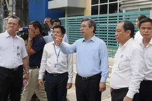 Đồng chí Nguyễn Phước Lộc cùng lãnh đạo các sở, ngành và đại diện các cơ sở y tế khảo sát tại Đại học Y khoa Phạm Ngọc Thạch sáng 12-06. Ảnh: HOÀNG HÙNG