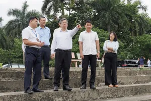 Đồng chí Nguyễn Phước Lộc (thứ 3 từ trái vào), Ủy viên Trung ương Đảng, Phó Bí thư Thành ủy, Chủ tịch Ủy ban MTTQ Việt Nam TPHCM khảo sát khu đất tại Trung tâm Văn hóa - Thể thao phường Tân Đông Hiệp, ngày 22-06-2026. Ảnh: HOÀNG HÙNG