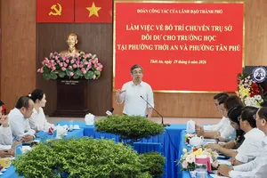 Ủy viên Trung ương Đảng, Phó Bí thư Thành ủy, Chủ tịch Ủy ban Mặt trận Tổ quốc Việt Nam TPHCM Nguyễn Phước Lộc phát biểu tại buổi làm việc về phương án bố trí, chuyển đổi cơ sở dôi dư phục vụ phát triển trường học tại phường Thới An, TPHCM. ẢNH: HOÀNG HÙNG.