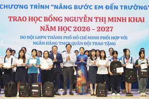 Phó Bí thư Thường trực Thành ủy TPHCM Lê Quốc Phong trao học bổng Nguyễn Thị Minh Khai và quà tặng cho các em học sinh trong Chương trình “Nâng bước em đến trường” năm 2026. Ảnh: HOÀNG HÙNG