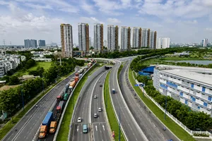 Các phương tiện lưu thông qua nhánh cầu N4 và cầu Giồng Ông Tố trái tại nút giao An Phú, thuộc phường An Khánh và phường Bình Trưng, TPHCM. Ảnh: HOÀNG HÙNG