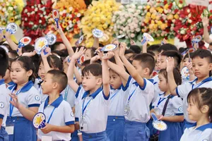 Học sinh lớp 1 Trường Tiểu học Trần Hưng Đạo (phường Cầu Ông Lãnh, TPHCM) hào hứng trong nghi thức chào đón học sinh lớp 1 tại lễ khai giảng năm học 2026-2027. Ảnh: HOÀNG HÙNG