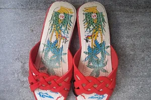 Đôi dép đứt quai của mạ