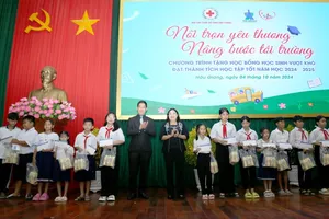 Tân Hiệp Phát trao tặng 200 suất học bổng cho các em học sinh vượt khó đến trường tại Hậu Giang