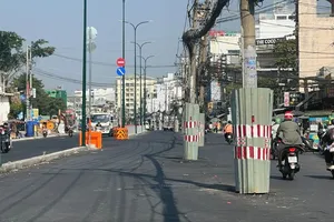 Hàng trụ điện giữa đường