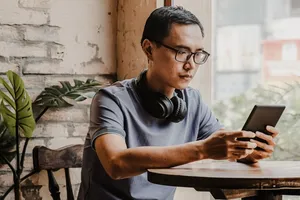 Người trẻ làm gì ở quán cà phê?