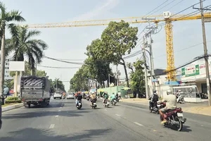 Cần cẩu treo lơ lửng trên đầu người đi đường