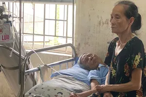 Vợ chồng già bệnh nặng, sống lay lắt