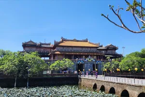 Du lịch Việt: Trải thảm đỏ đón đạo diễn đoạt Oscar, nhà vô địch Olympic