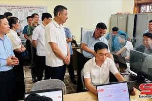 Đồng chí Phó Chủ tịch UBND tỉnh Kiểm tra vận hành thử nghiệm chính quyền địa phương 2 cấp tại Phù Yên 