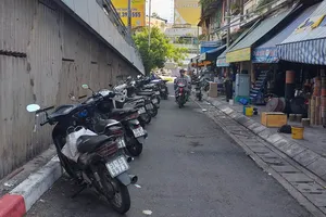 Chiếm dụng lòng đường đậu xe