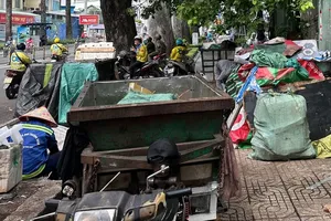Điểm tập kết rác gây ô nhiễm, chiếm lòng đường, vỉa hè