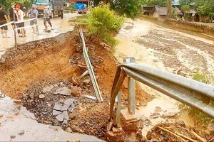 An toàn giao thông mùa mưa bão: Sạt lở công lộ - đến mùa lại lo