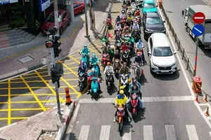 Chấn chỉnh việc dừng, đậu xe tại làn quẹo phải liên tục