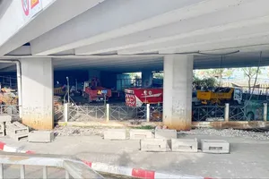 Nhiều gầm cầu vẫn bị chiếm dụng làm bãi giữ xe