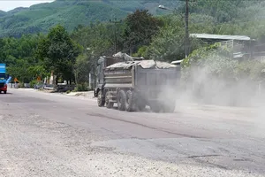 Thi công đường cao tốc Bắc - Nam, đoạn Quy Nhơn - Chí Thạnh: Bụi mù ảnh hưởng cuộc sống người dân