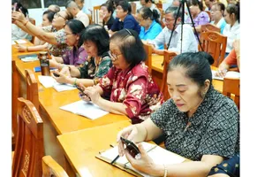 Người cao tuổi chủ động bắt nhịp chuyển đổi số