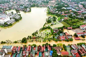 Miền Bắc và Bắc miền Trung chìm trong mưa lũ