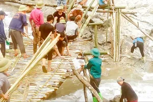 Bắc bộ: Lũ rút, khẩn trương dọn bùn đất