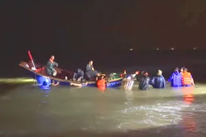 Bão số 11 tan, nhiều nơi mưa lớn: Lốc xoáy tốc mái nhiều công trình, đánh chìm nhiều tàu