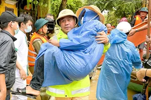 Người dân oằn mình chống chịu lũ lớn