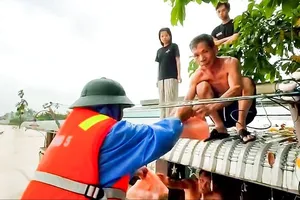 Cả nước hướng về người dân vùng lũ miền Trung